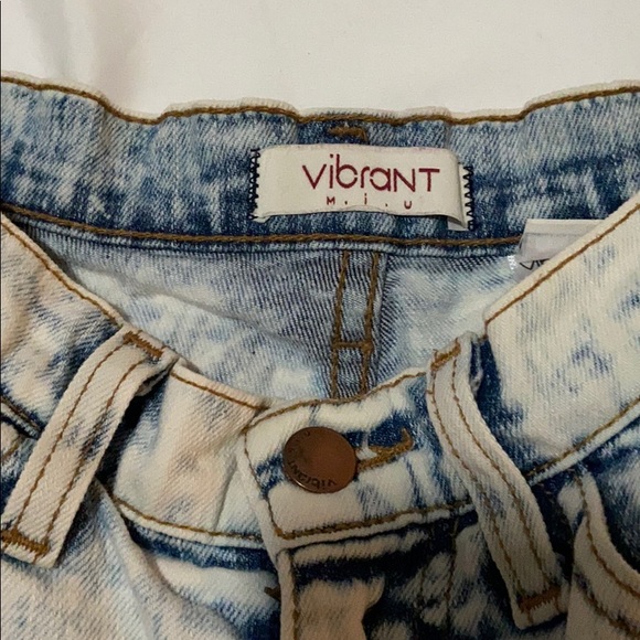 Vibrant high wasted jean shorts - Picture 2 of 3